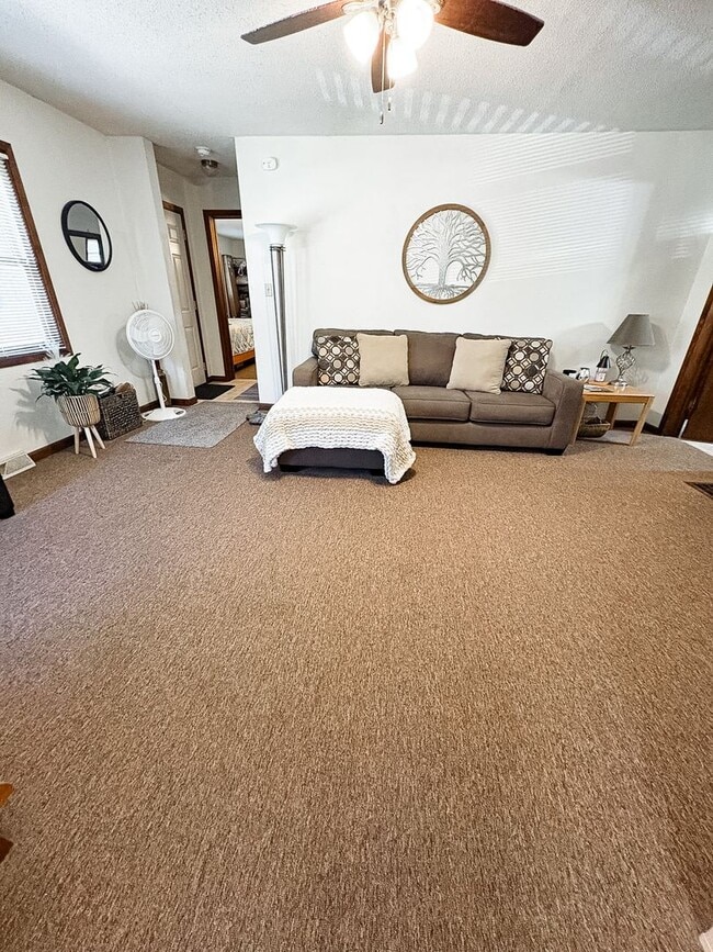 Building Photo - Spacious 1 Bedroom Apartment