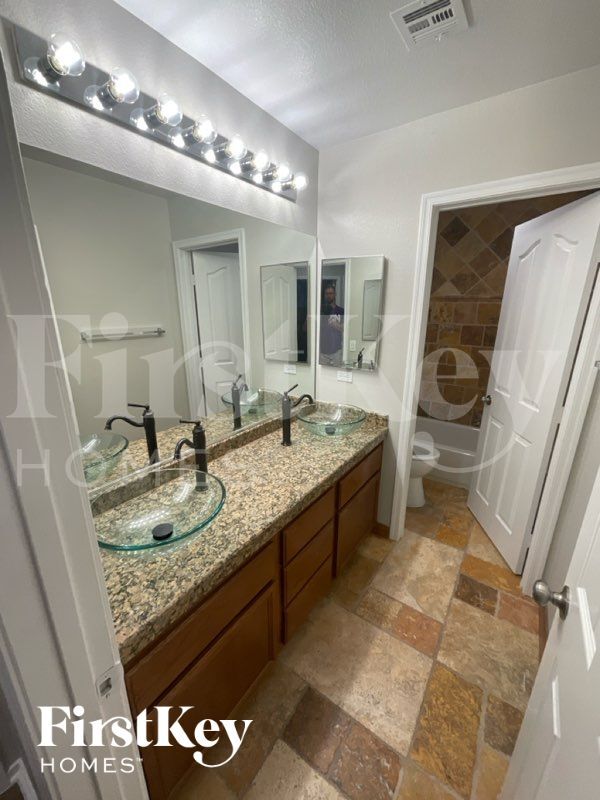 Building Photo - 1008 E Oceanwood Ave