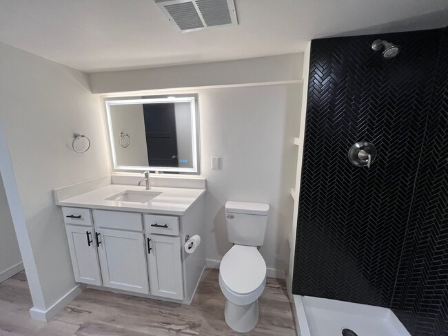 Building Photo - Just renovated! Stunning High-End Finishes!