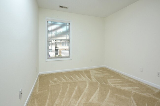 Building Photo - Townhome in Quiet Neighborhood