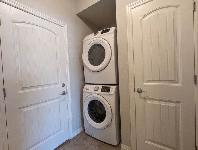 Building Photo - Beautiful Newer Townhome