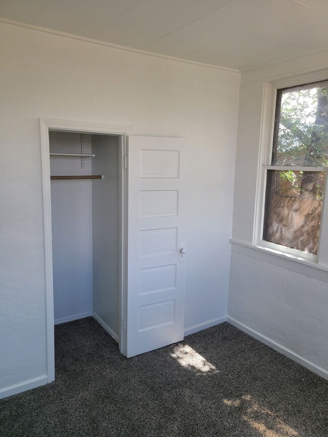 Building Photo - Edith