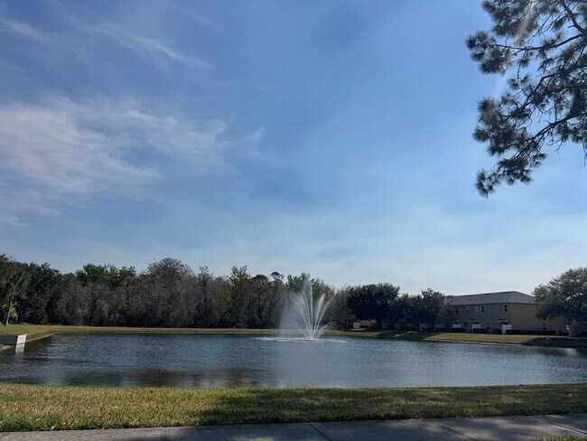 Building Photo - 5 Bedroom Townhome in Avalon Park! TESLA CHARGER INCLUDED!