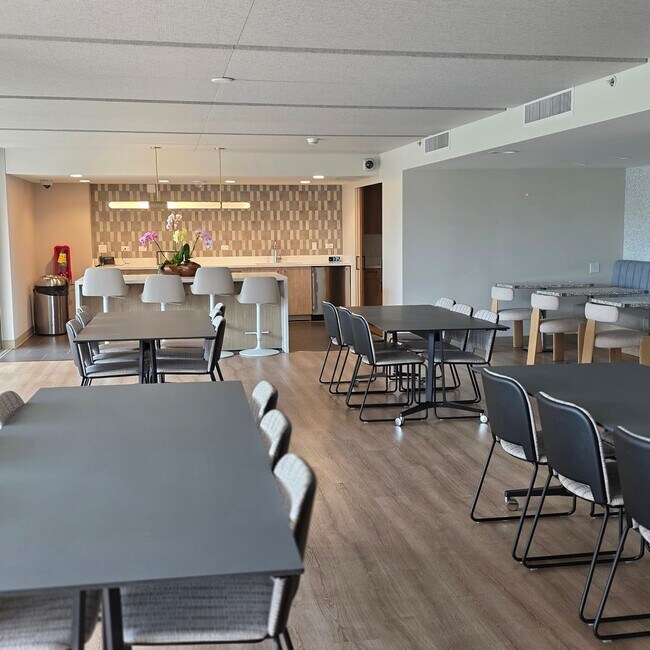 Building Photo - Capital Place One Bedroom Condo