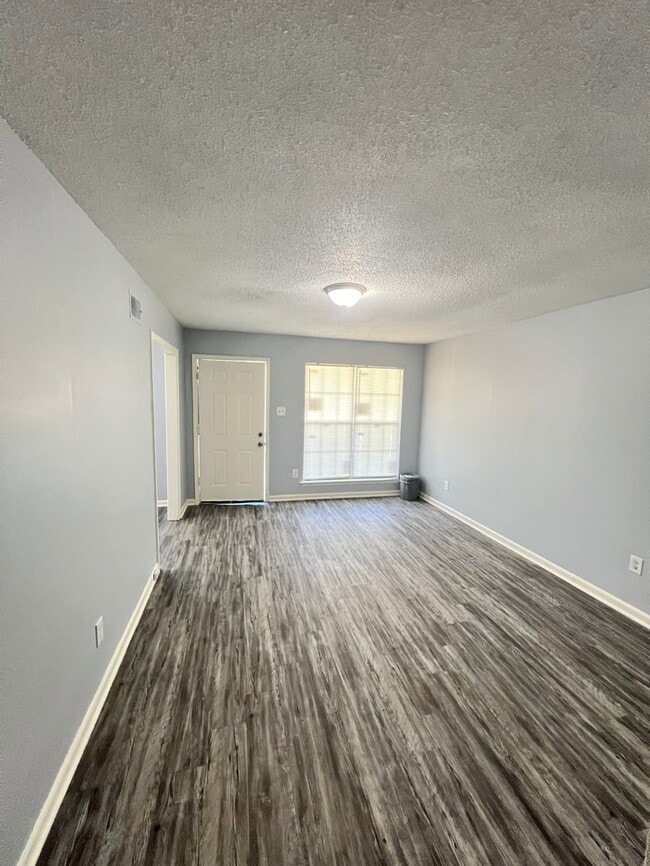 Building Photo - 2901 Elbert Dr