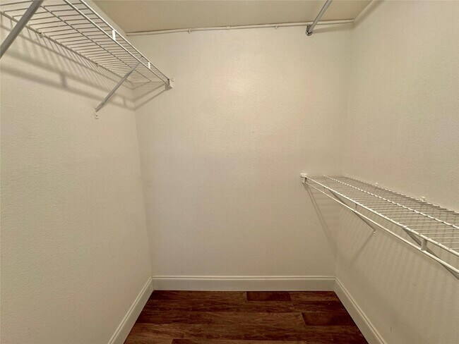 Building Photo - 2821 Somerset Dr