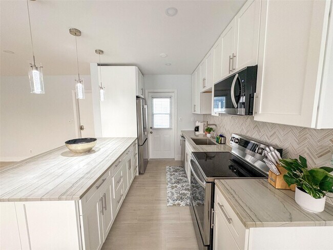 Building Photo - 4541 N Ocean Dr