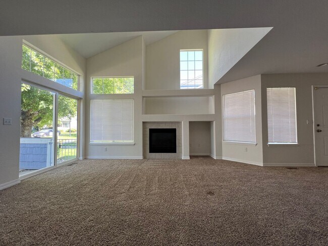 Building Photo - Charming 2 Bed/1.5 Townhome in Fabulous Longmont Location!