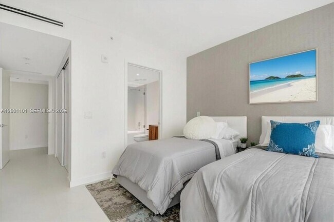 Building Photo - 9901 W Bay Harbor Dr