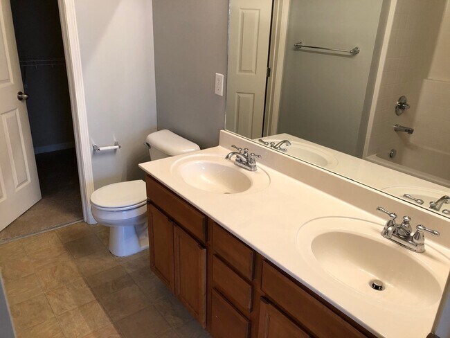 Building Photo - 2 Bedroom, 2.5 Bath Townhouse