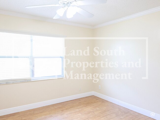 Building Photo - 631 Queens Loop N