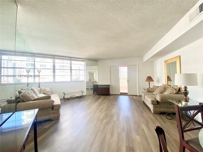 Building Photo - 905 Brickell Bay Dr