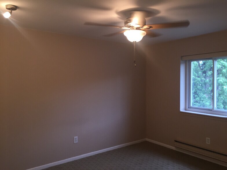 Ceiling fan in bedroom - 1814 Colonial Village Way