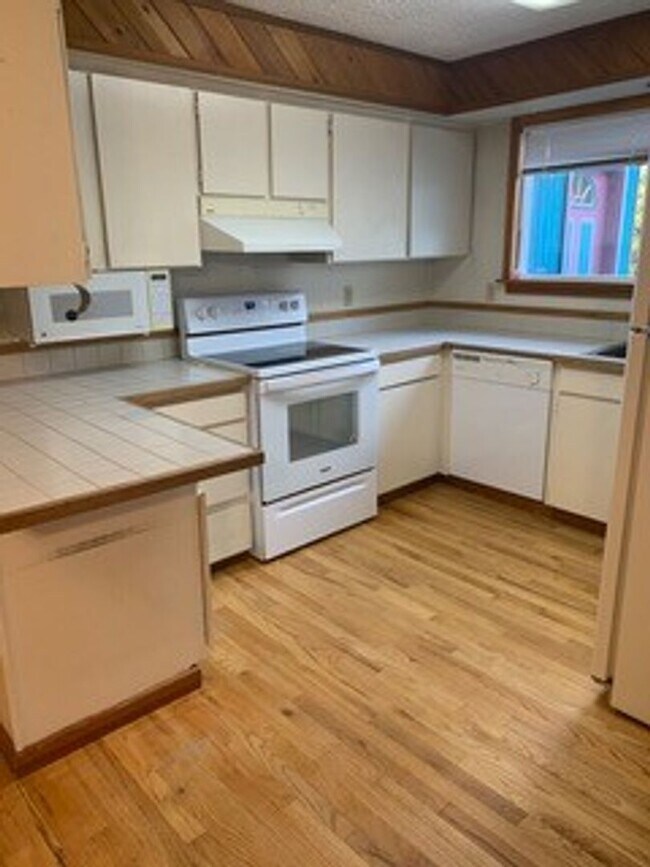 Building Photo - Exceptional Home in North Bend