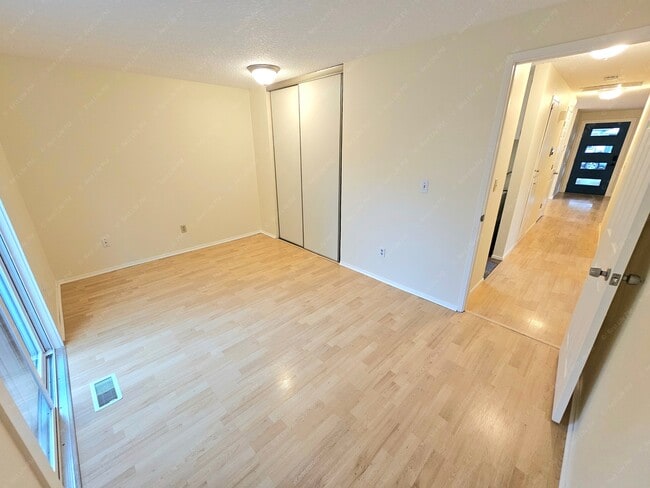 Building Photo - 7323 SE Rural St