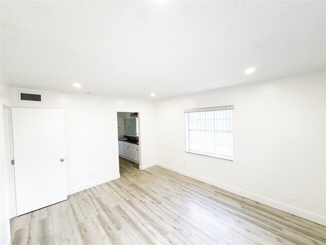 Building Photo - 2710 Riverside Dr