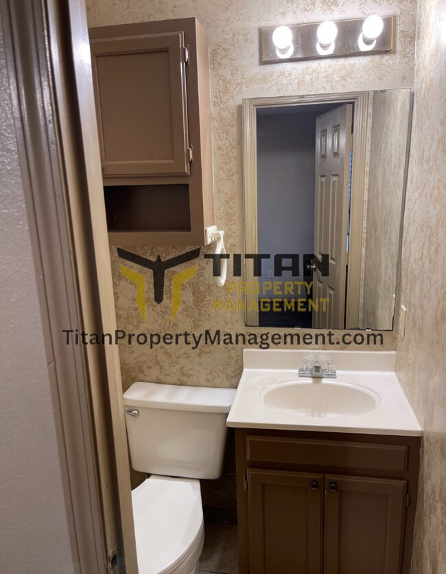 Building Photo - 2br/1.5 bath apartment