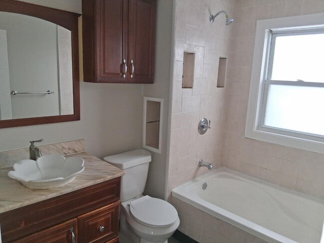 Building Photo - 1337 E 84th St