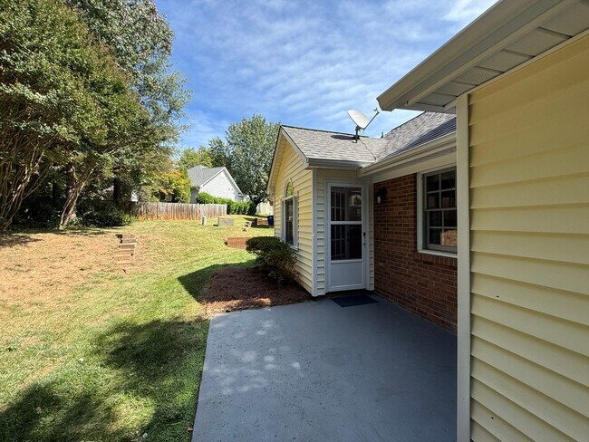 Building Photo - 815 Meadowstone Dr