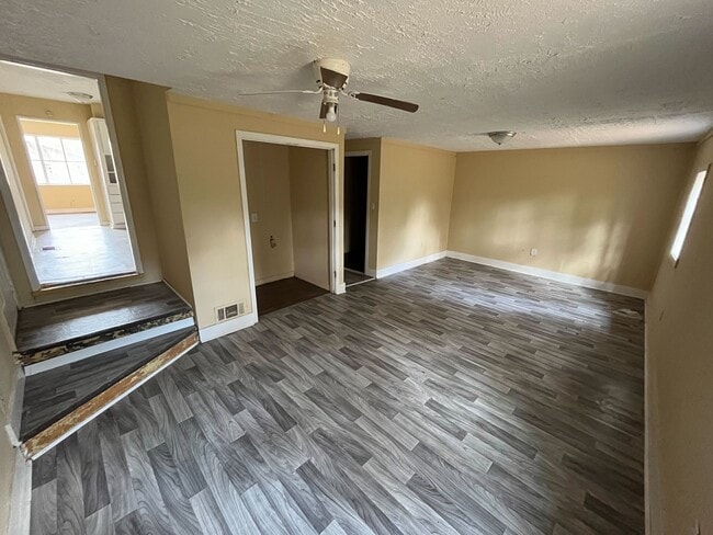 Building Photo - 2862 Oak Forest Dr