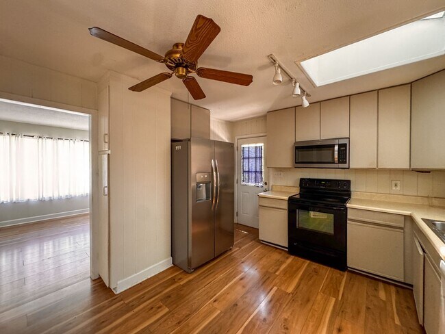 Building Photo - Spacious 4 Bed 2.5 bath Home Close to Fort Bragg
