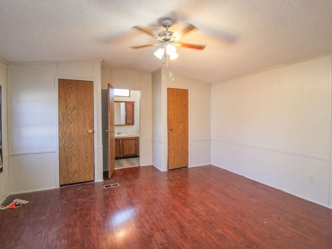 Building Photo - Close to downtown Pulaski!