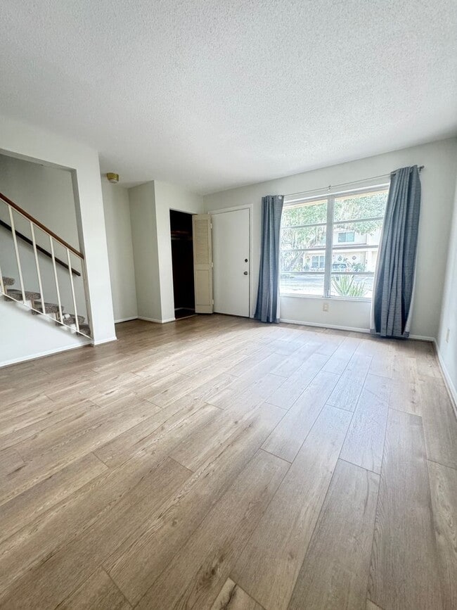 Building Photo - Unfurnished Townhouse Near Downtown Sarasota