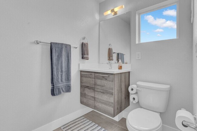 Building Photo - Stunning 3-bedroom, 4-bathroom townhouse!