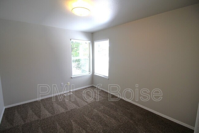 Building Photo - 5801 N Cobbler Ln