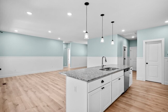 Building Photo - Luxury Rental!