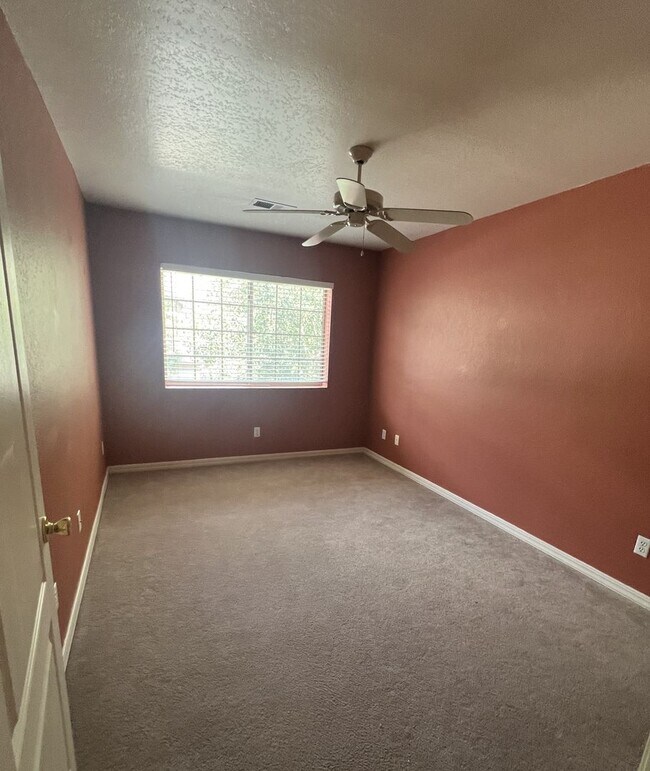 Building Photo - (Lease Pending) 3 Bed/2.5 Bath in The Town...