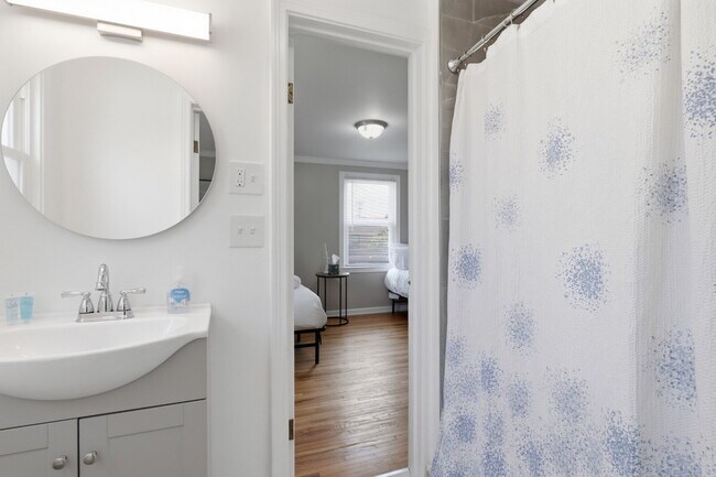 Building Photo - Furnished 10-Bedroom Single-Family Home in Buffalo