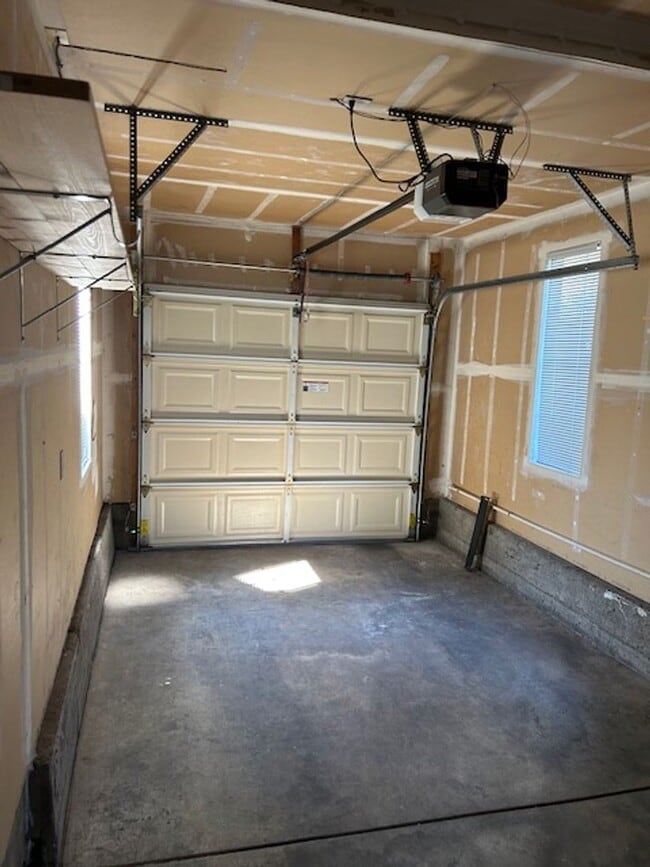 Building Photo - Beautiful 2 Bedroom Townhome Available Now!