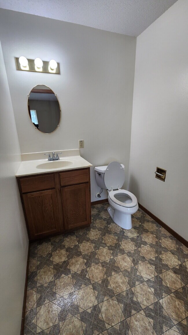 Building Photo - 2 Bedroom, 1.5 Bathroom Apartment In Secur...