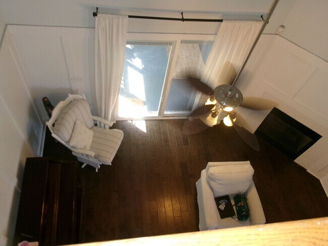 Building Photo - Walk to the Ocean from this 3 bedroom, 2.5...