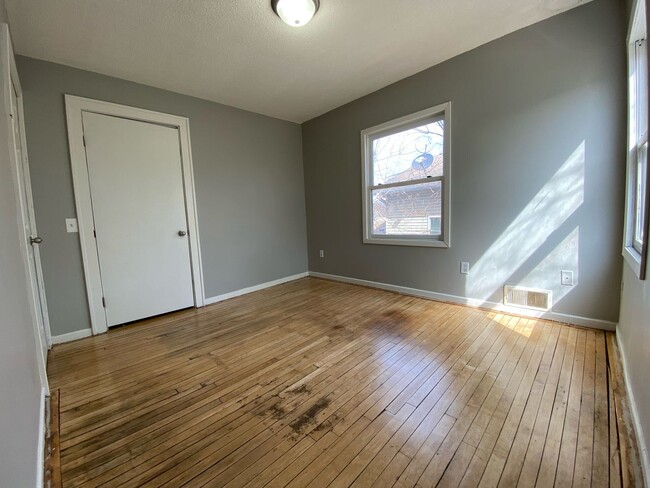 Building Photo - Beautiful 4 Bedroom 1.5 Bathroom Townhome in Minneapolis!