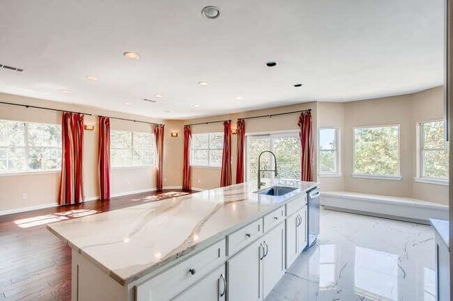 Building Photo - 400 Canyon Rim Dr