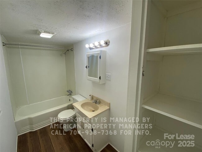 Building Photo - 605 E 10th St