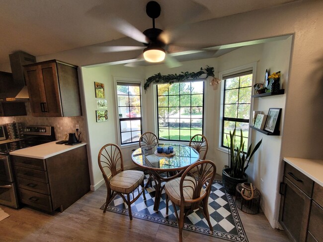 Building Photo - Stunning Home with Hot Tub with Detached O...
