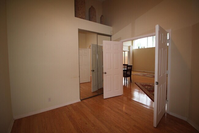 Building Photo - 404 Sabal Palm Ln