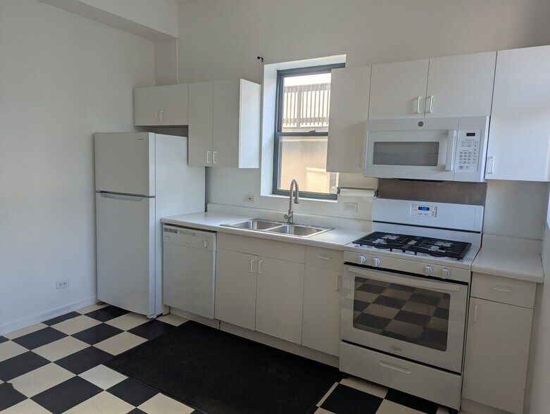 Building Photo - 1230 W Hubbard St