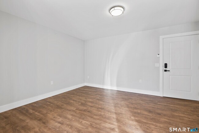 Building Photo - 969 Hopmeadow St