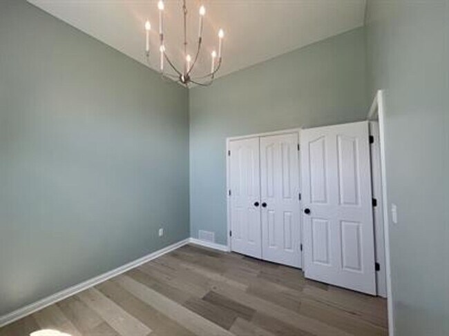 Building Photo - 3 bedroom 1 bath home with a basement and garage!