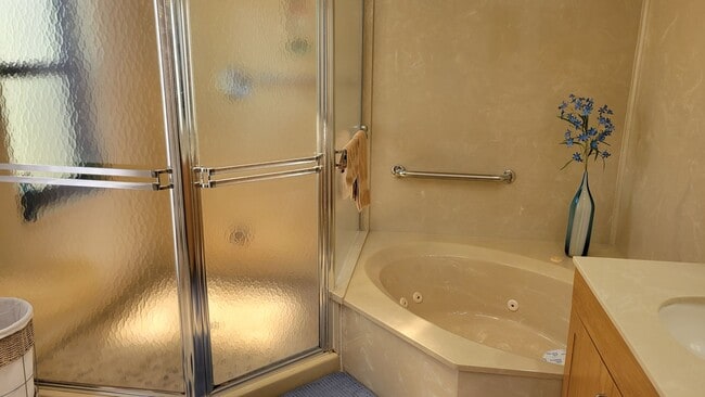 Building Photo - Seasonal/short term renovated 3/3 villa with golf course views on Longboat Key!