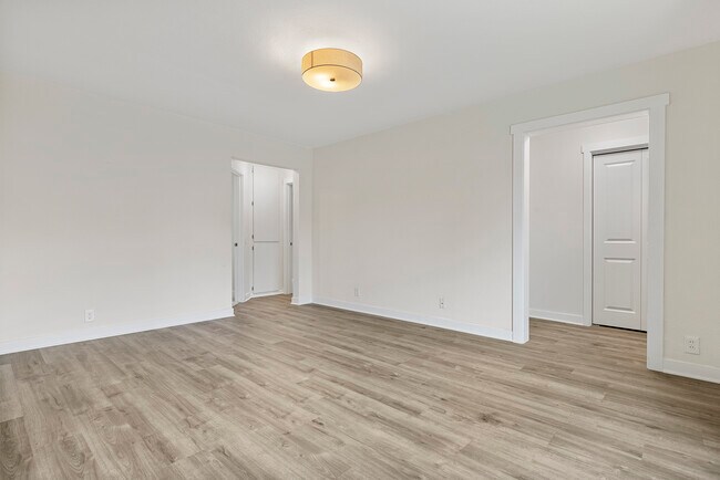 Building Photo - 6629 S Pine St