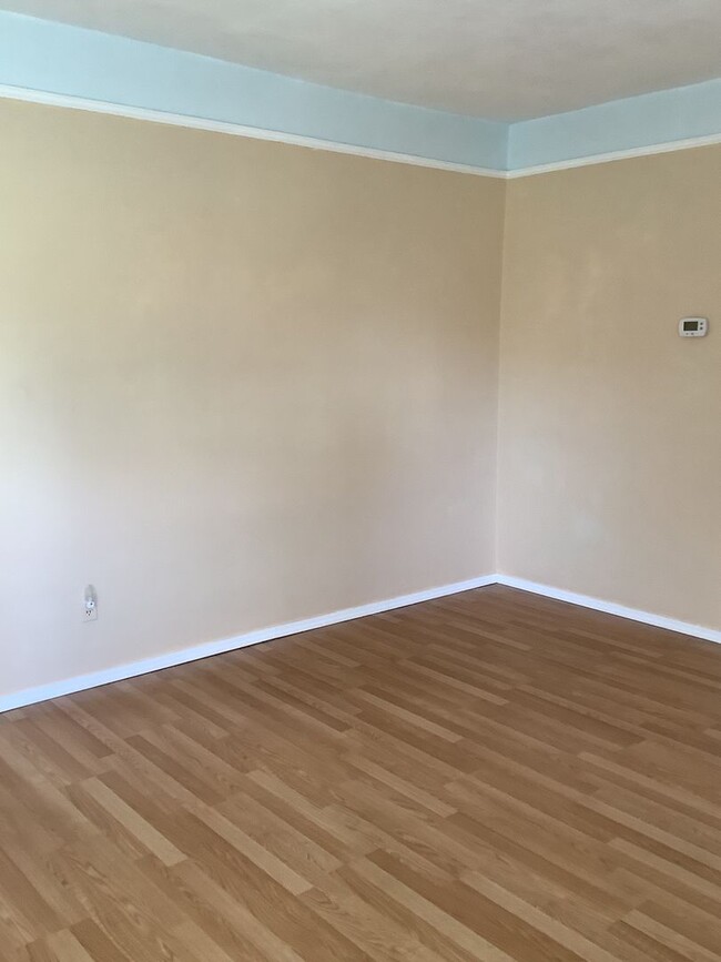 Building Photo - Large 2 bedroom 1 Bath