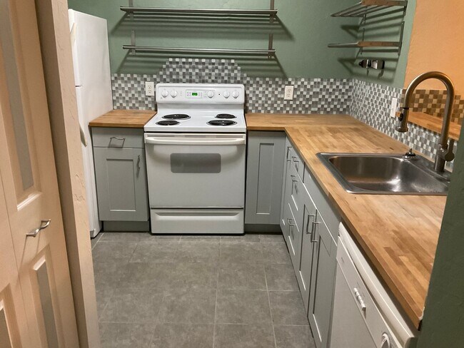 Building Photo - Beautifully Furnished 2/1.5 in Haystacks