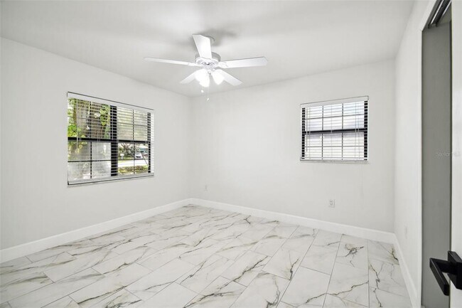 Building Photo - 4910 N Darby Ave