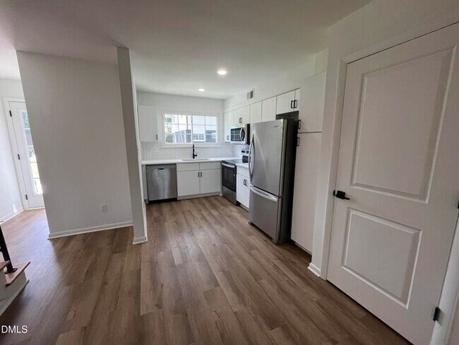 Building Photo - Five Point's hidden 2 Bed 1.5 Bath gem