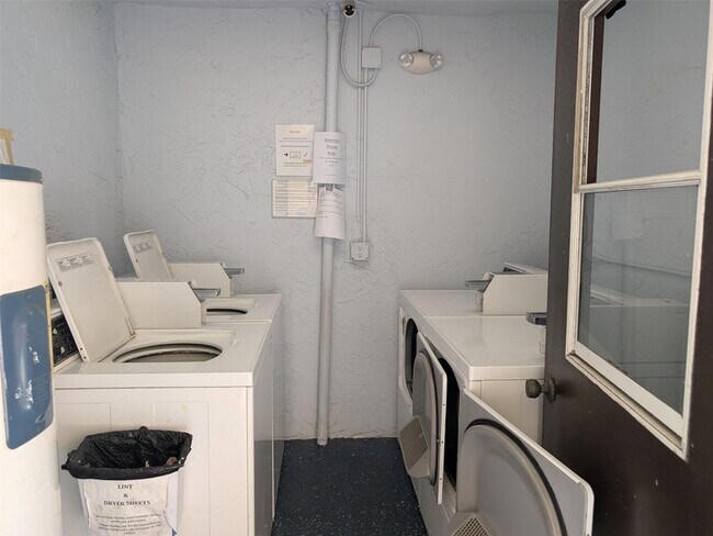 Building Photo - 21915 Lake Forest Cir